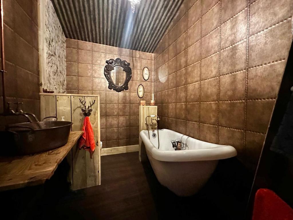 Bar Bathrom
