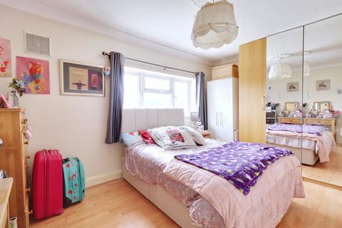 22 Burwood Gardens, Rainham, RM13 8JS