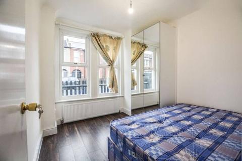 3 bedroom house to rent, Khartoum Road, Tooting Broadway, London, SW17