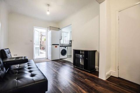 3 bedroom house to rent, Khartoum Road, Tooting Broadway, London, SW17