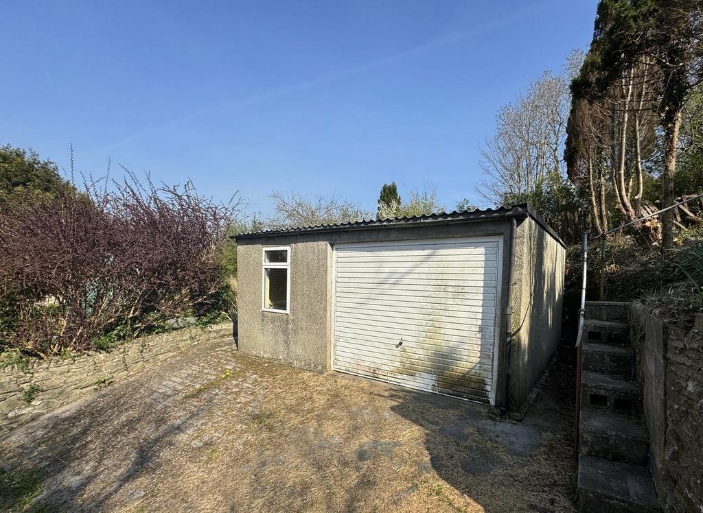 Detached garage