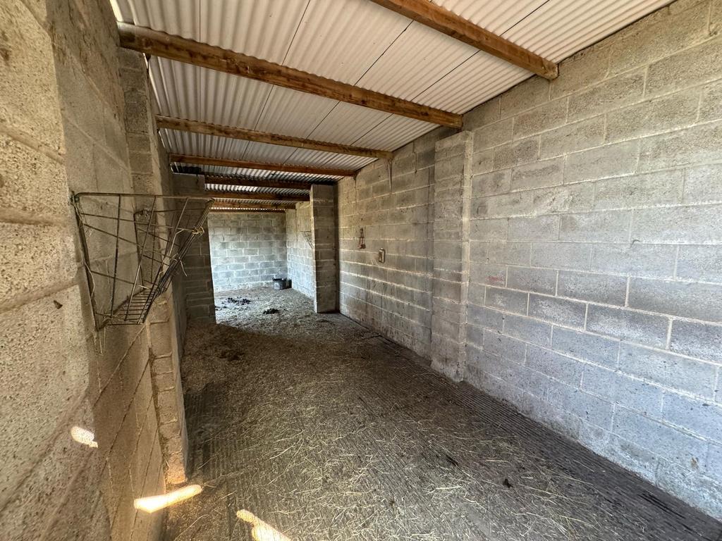 Loose box/hay shed