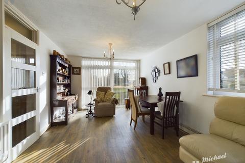 2 bedroom flat for sale, Ridgeway Court, Aylesbury, Buckinghamshire