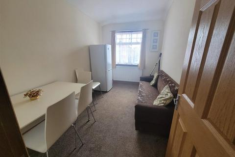 3 bedroom apartment to rent, Lady Margaret Road, Southall