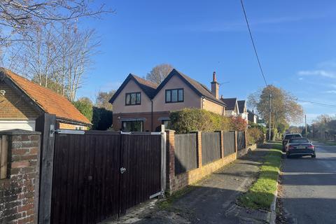 3 bedroom detached house to rent, Fir Road, Ashurst SO40