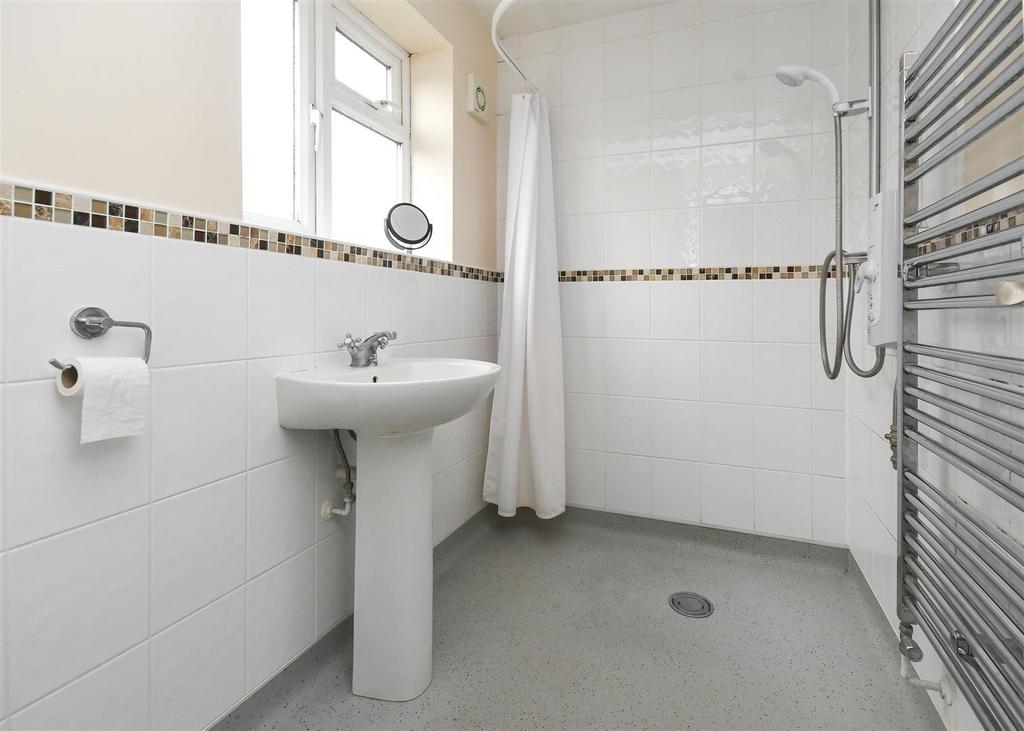 74 Meadow Lane - Wetroom.jpg