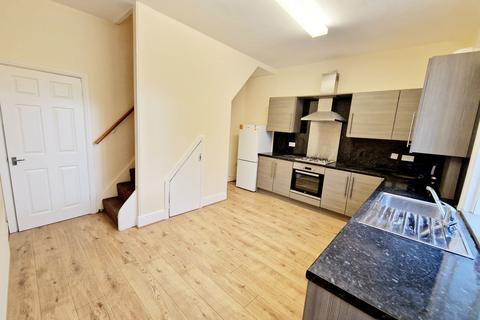 2 bedroom end of terrace house to rent, Ducie Street, Whitefield, M45