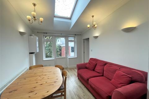 3 bedroom flat to rent, Montana Road, SW17