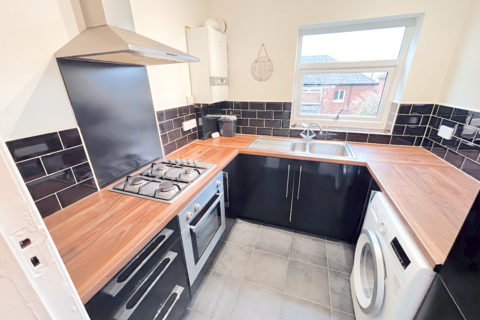 2 bedroom flat to rent, Ovington Grove, Newcastle upon Tyne NE5