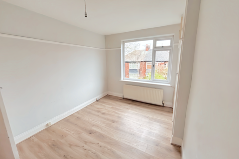 2 bedroom flat to rent, Ovington Grove, Newcastle upon Tyne NE5