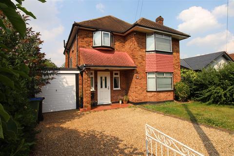 3 bedroom detached house to rent, Beauchamp Road, West Molesey KT8