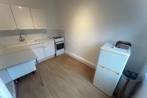 Studio to rent, 103a Central Road, Morden