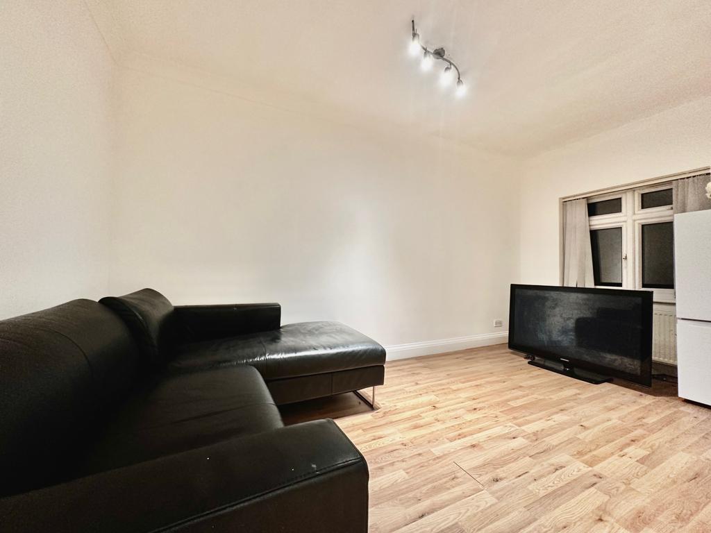 Spacious 3 Bedroom First Floor Flat to Let on Flo