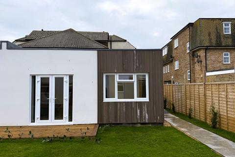 1 bedroom semi-detached bungalow to rent, Claremont Road, Seaford BN25