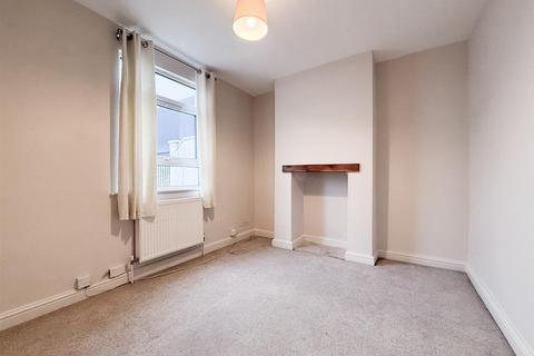 2 bedroom end of terrace house to rent, Russell Street, Cheltenham GL51 9HW