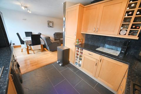 2 bedroom flat for sale, The Courtlands, Wolverhampton WV6