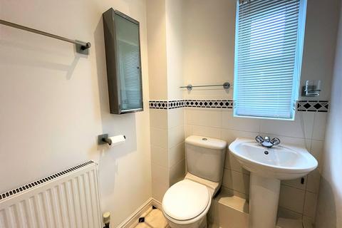 2 bedroom end of terrace house to rent, Hall Drive, Hart GU52