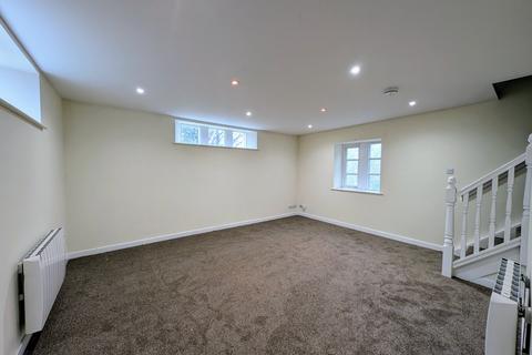 2 bedroom flat to rent, Combs Road, Thornhill, Dewsbury, UK, WF12