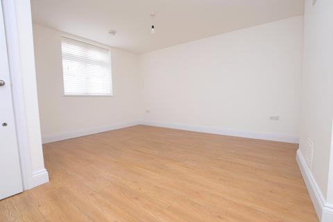 2 bedroom apartment to rent, Albert Road, ROMFORD RM1