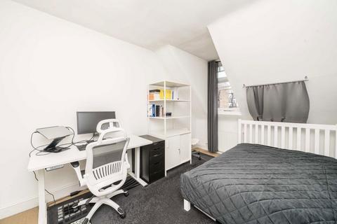 2 bedroom flat for sale, Chiswick High Road, London W4