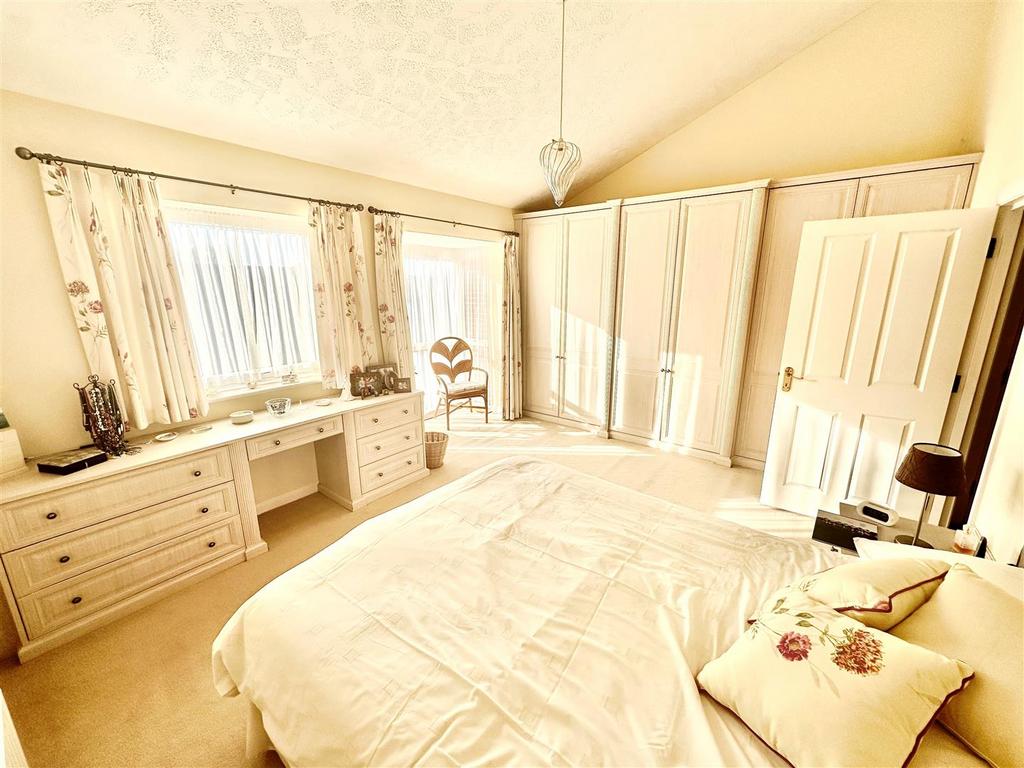 Main bed.jpg