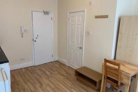 Studio to rent, Church Street, Enfield EN2