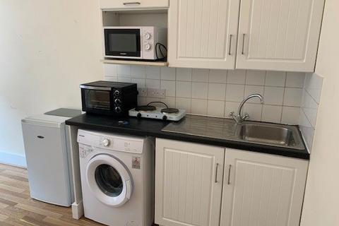 Studio to rent, Church Street, Enfield EN2