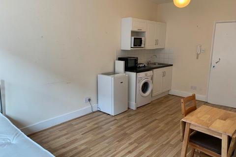 Studio to rent, Church Street, Enfield EN2