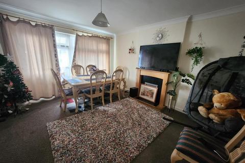 3 bedroom flat for sale, Cherrydown Avenue, London