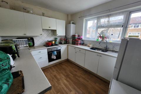 3 bedroom flat for sale, Cherrydown Avenue, London