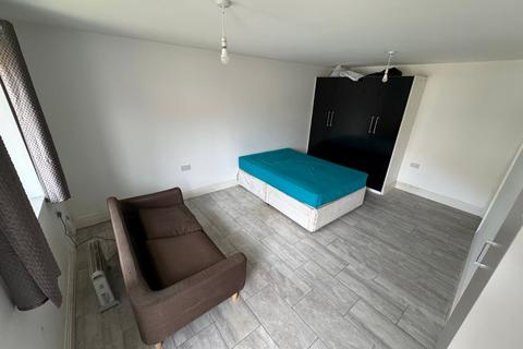 Studio to rent, Orchard Avenue, Hounslow, TW5