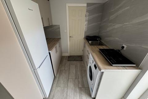 Studio to rent, Orchard Avenue, Hounslow, TW5