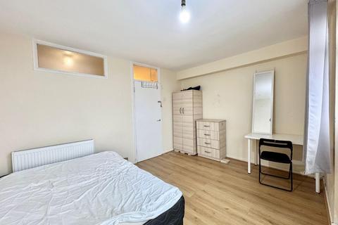 3 bedroom flat to rent, Wentworth Mews, London E3