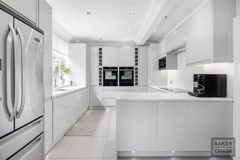 5 bedroom detached house to rent, Elmscott Gardens, London N21