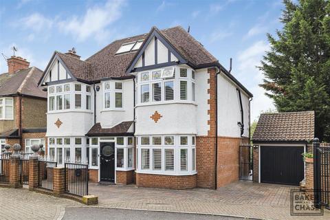 6 bedroom detached house to rent, Elmscott Gardens, London N21