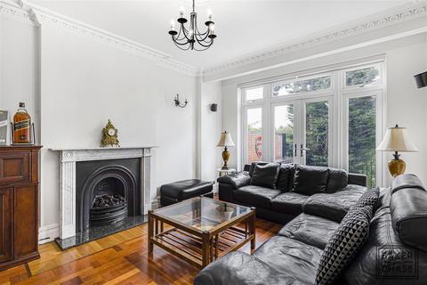 5 bedroom detached house to rent, Elmscott Gardens, London N21