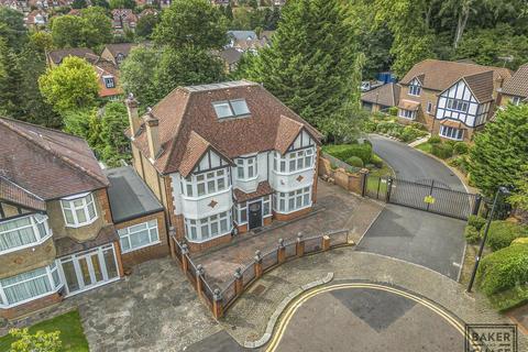 5 bedroom detached house to rent, Elmscott Gardens, London N21