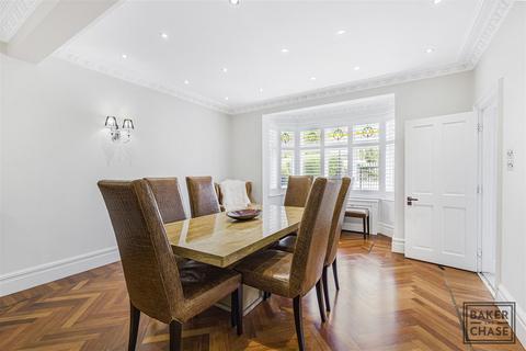 5 bedroom detached house to rent, Elmscott Gardens, London N21