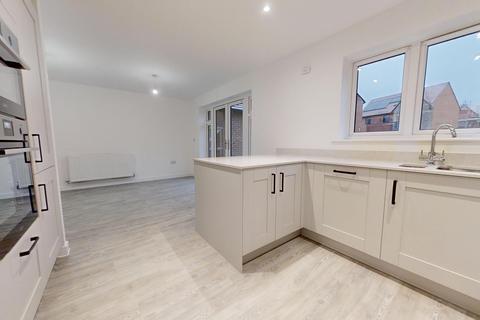 4 bedroom detached house to rent, Isaacs Avenue, Burgess Hill, RH15