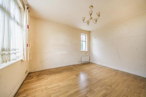 2 bedroom maisonette for sale, Brook Avenue, Edgware, Greater London. HA8 9XD