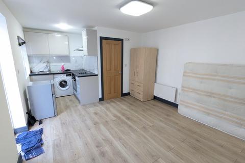 Studio to rent, Northolt Road, South Harrow HA2