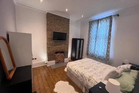 3 bedroom terraced house to rent, Longley Road, London, SW17