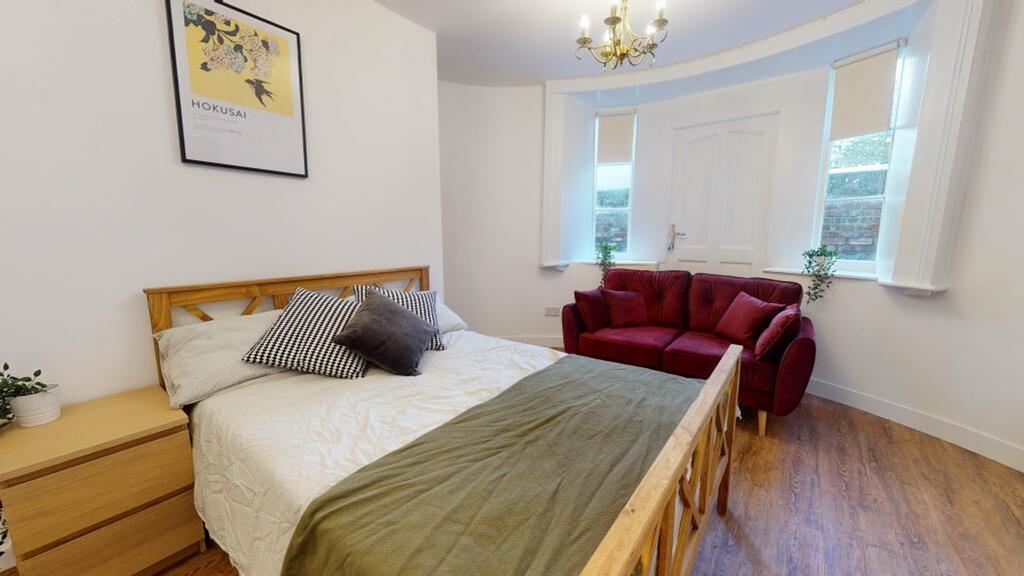 A spacious and inviting large double bedroom fe...