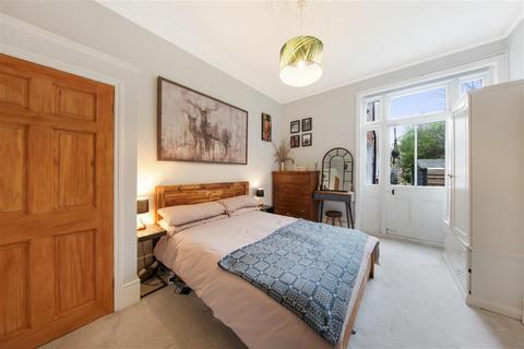 2 bedroom flat for sale, Salford Road, SW2