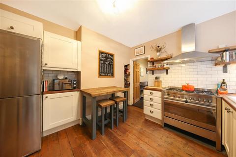 2 bedroom flat for sale, Salford Road, SW2