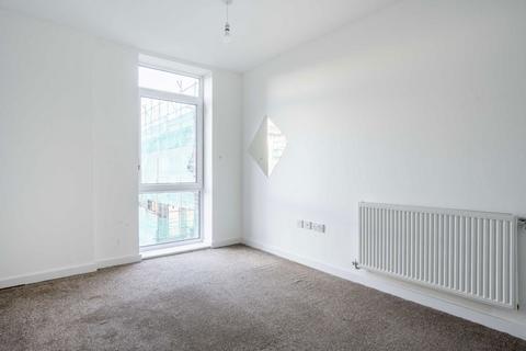 2 bedroom flat for sale, Lakeside Drive, London NW10