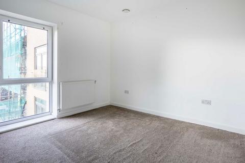 2 bedroom flat for sale, Lakeside Drive, London NW10