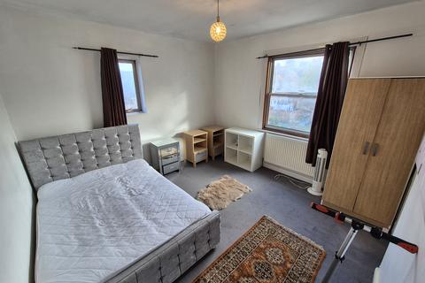 1 bedroom in a house share to rent, Henchman Street, London W12