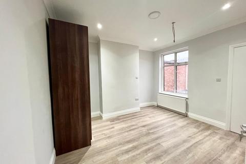 6 bedroom terraced house to rent, Bulstrode Avenue, Hounslow TW3