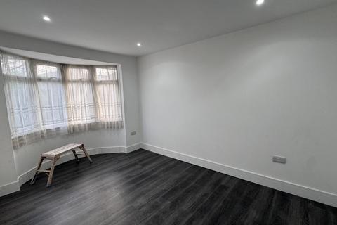 3 bedroom semi-detached house to rent, Woodlawn Drive,  Feltham, TW13